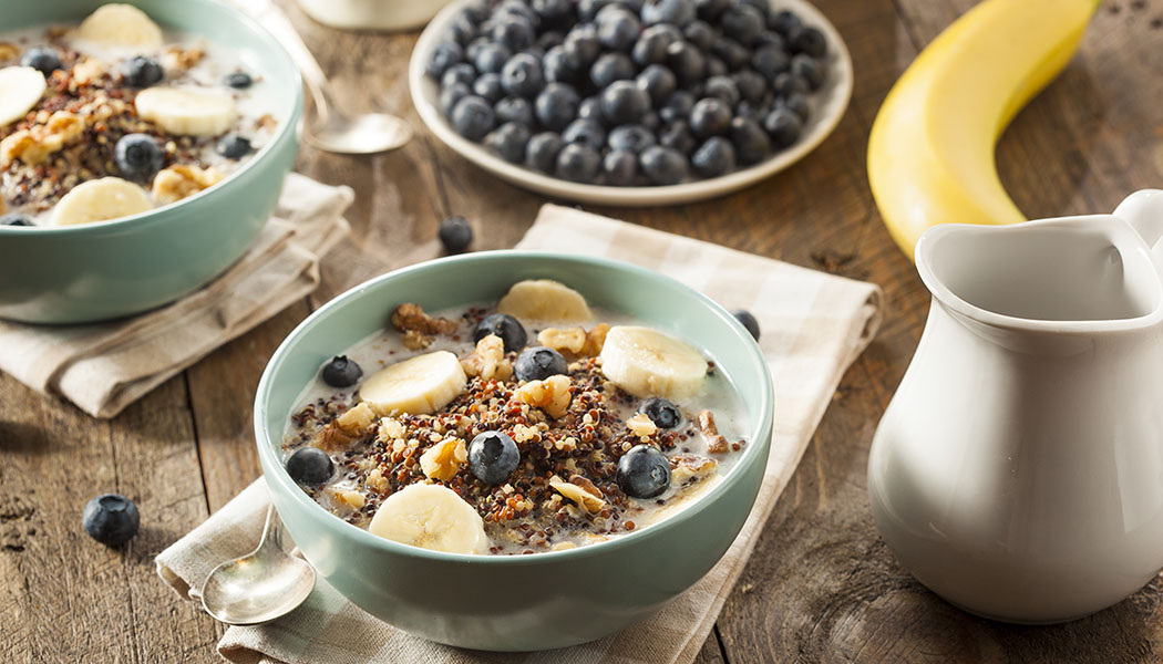 Organic,Breakfast,Quinoa,With,Nuts,Milk,And,Berries